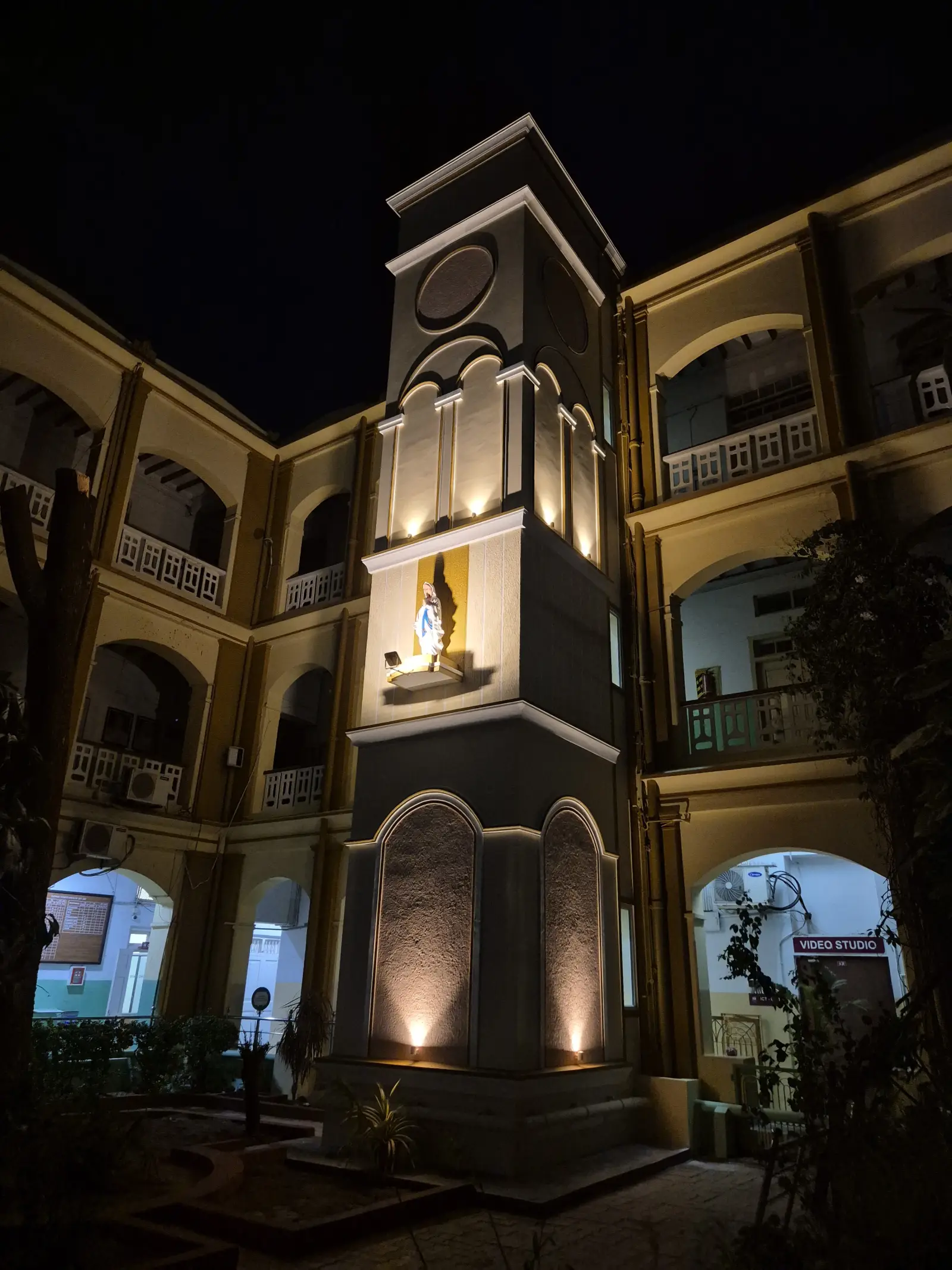 Holy cross college (Lift)
